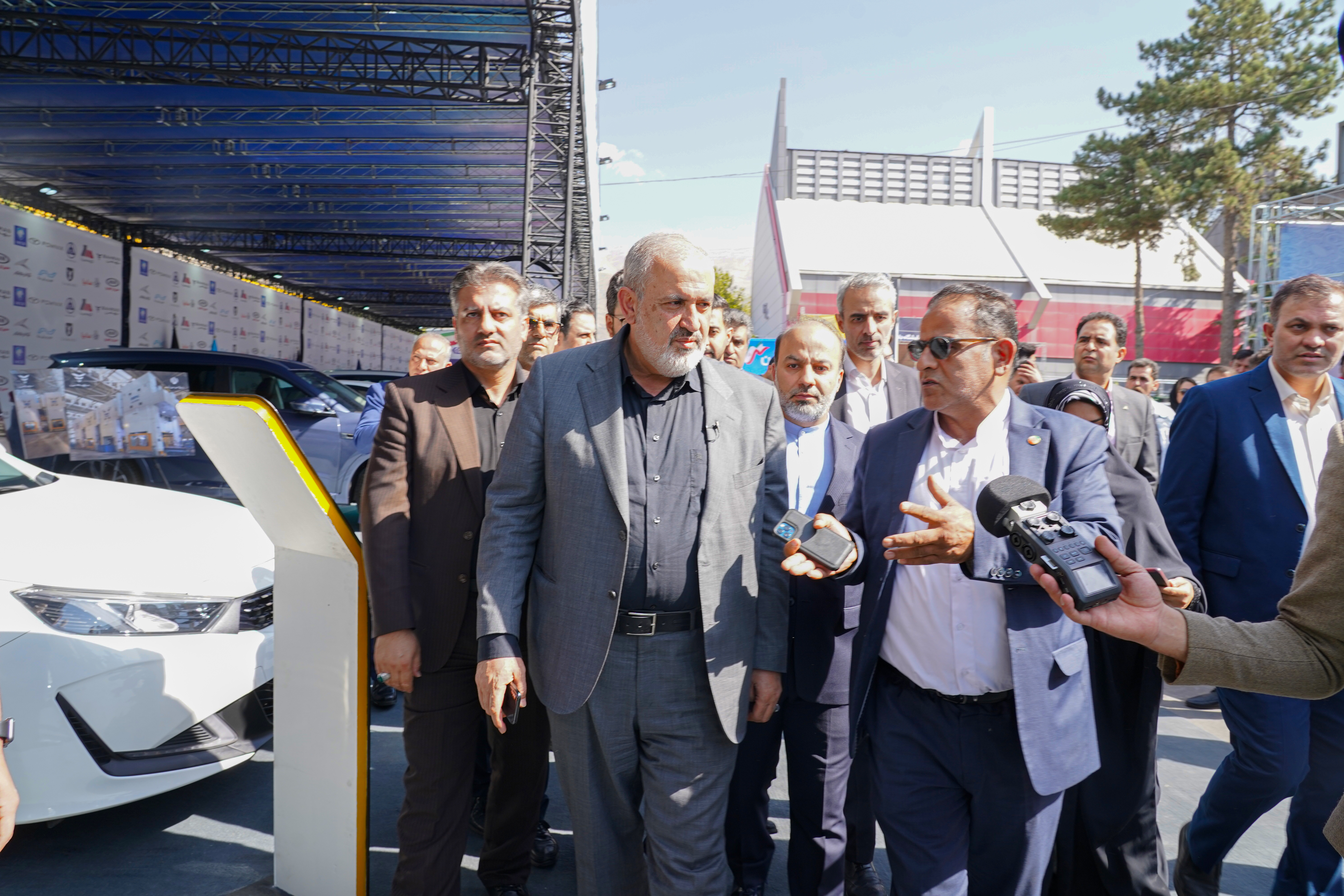 بازدید وزیر صمت از محصولات گروه بهمن در نمایشگاه روایت خدمت، وعده، وفا در هفته دولت