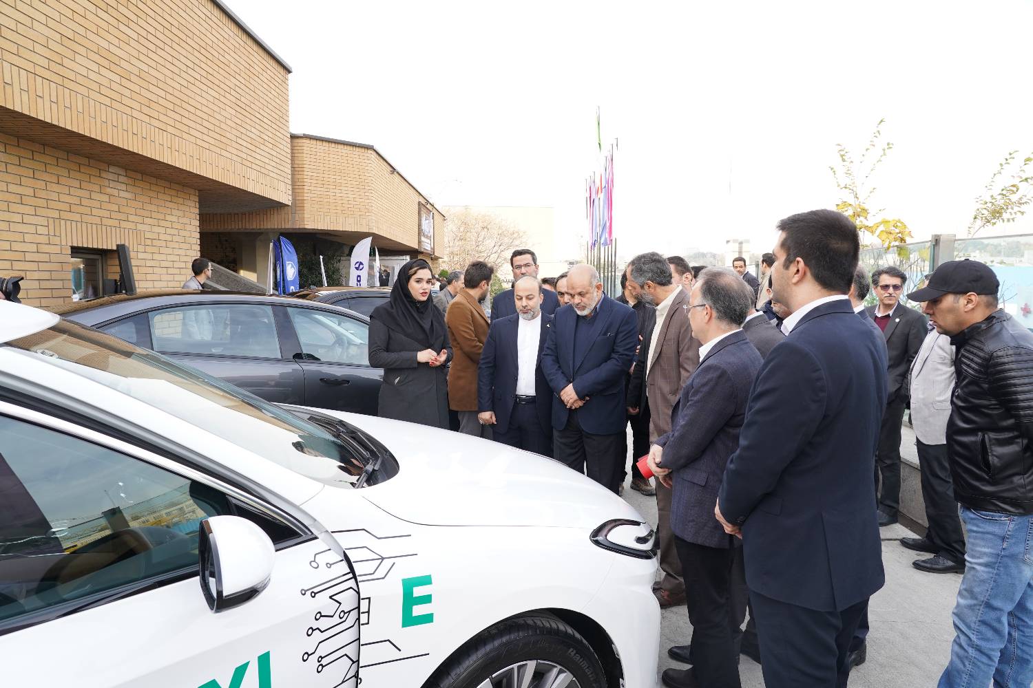 استقبال وزرای دولت از تاکسی برقی بهمن موتور