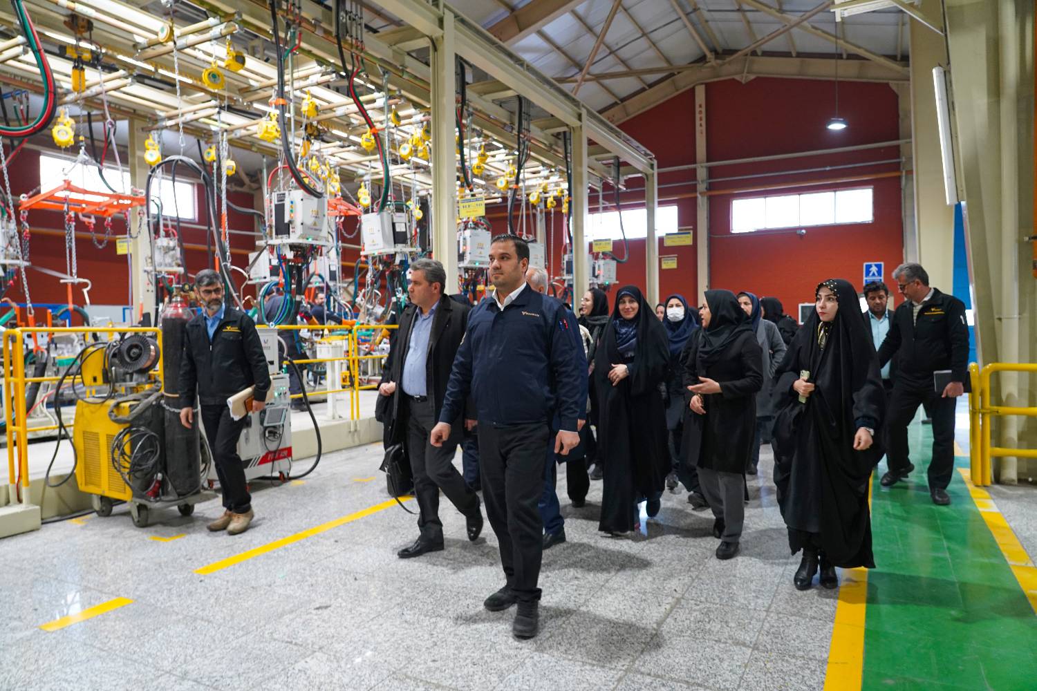بازدید کارکنان پژوهشگاه صنعت نفت از کارخانه بهمن موتور